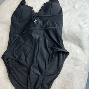 Cupshe Women’s Size Medium One Piece Swimsuit Scalloped Neckline Black New 07